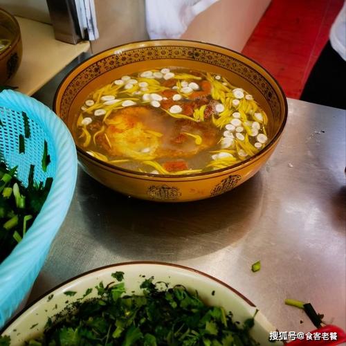 云南蒙自人爱吃的传统美食,12元一碗随便吃,碗比脸还大